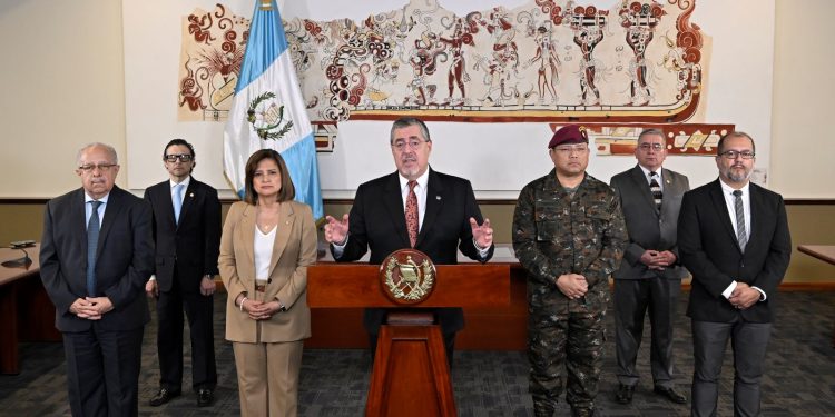 El presidente Arévalo, junto a la visepresidenta y otros funcionarios, durante el mensaje a la Nación por la crisis en seguridad.