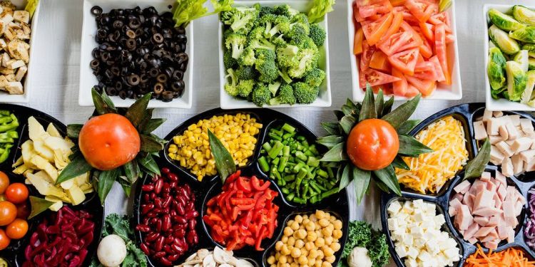 Expertos señalan que una alimentación más sana en el 30 % de la población más rica reduciría en 70 % las emisiones de gases de efecto invernadero.