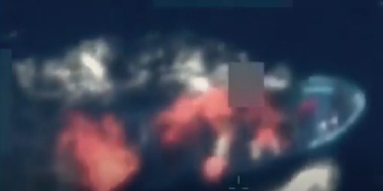 Momento del ataque contra una de las lanchas hundidas en el Pacífico.