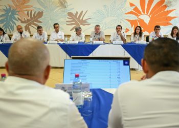 El presidente Bernardo Arévalo, en reunión con autoridades locales de Petén para implementr el gobierno departamental y celerar el proceso de desarrollo.