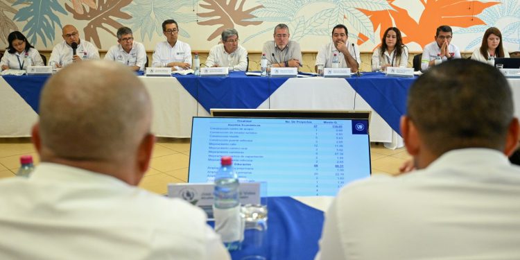 El presidente Bernardo Arévalo, en reunión con autoridades locales de Petén para implementr el gobierno departamental y celerar el proceso de desarrollo.