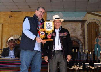 El presidente Bernardo Arévalo comparte con autoridades ancestrales de San Cristóbal Totonicapán, durante la firma de agenda para el desarrollo de ese municipio.