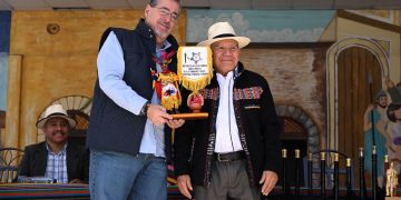 El presidente Bernardo Arévalo comparte con autoridades ancestrales de San Cristóbal Totonicapán, durante la firma de agenda para el desarrollo de ese municipio.
