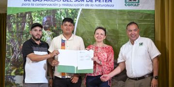 La ministra de Ambiente, Patricia Orantes, durante la firma de convenio para la protección de recursos naturales en Petén.