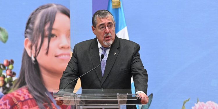 El presidente Berbardo Arévalo viajará a Europa para participar en un foro económico al que acudidarán inversionistas.