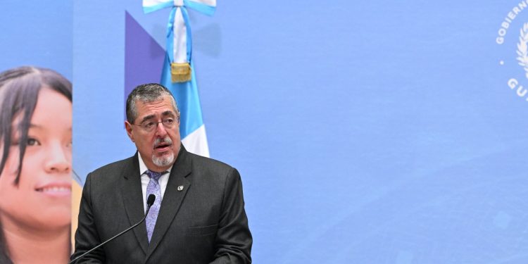 El presidente Bernardo Arévalo, durante el anuncio de nueva iniciativa de ley para combatir al cdrimen organizado.