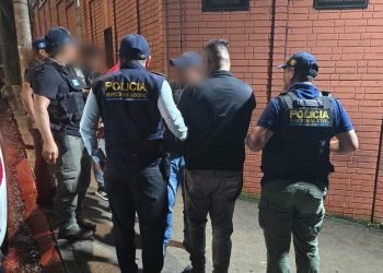 Agentes de la Inspectoría General de la PNC capturaron a tres agentes sindicados de secuestro, entre ellos una mujer.
