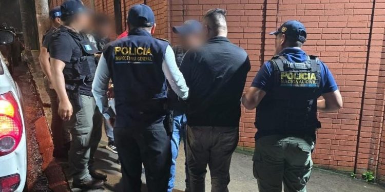 Agentes de la Inspectoría General de la PNC capturaron a tres agentes sindicados de secuestro, entre ellos una mujer.