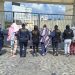 Agentes de la DEIC conducen a algunas de las personas capturadas por narcomenudeo en Quetzaltenango.