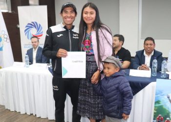 Sergio Chumil, junto a su esposa e hijo, durante el homenaje que le brindó la Federación Nacional de Ciclismo. /Foto: Federación de Ciclismo