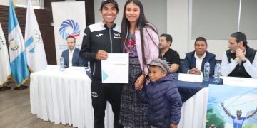 Sergio Chumil, junto a su esposa e hijo, durante el homenaje que le brindó la Federación Nacional de Ciclismo. /Foto: Federación de Ciclismo