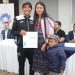 Sergio Chumil, junto a su esposa e hijo, durante el homenaje que le brindó la Federación Nacional de Ciclismo. /Foto: Federación de Ciclismo