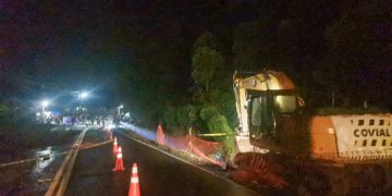 Personal y maquinaria de Covial trabaja en el km 194 de la ruta Cito-Zarco para habilitar un carril temporal por socavamiento en la carretera.