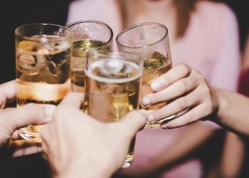 El consumo de alcohol causó en 2020 aproximadamente 111 mil 300 nuevos casos de cáncer -el 70 % en hombres- en la UE y 93 mil muertes.