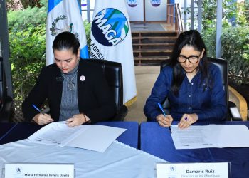 La ministra de Agricultura, María Fernanda Rivera Dávila, y la directora de We Effect para Centroamérica, Damaris Ruiz, firman el convenio de cooperación técnica.