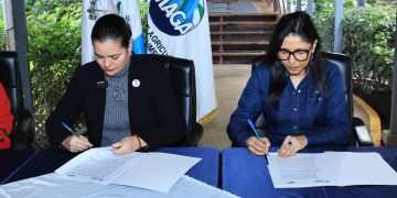 La ministra de Agricultura, María Fernanda Rivera Dávila, y la directora de We Effect para Centroamérica, Damaris Ruiz, firman el convenio de cooperación técnica.