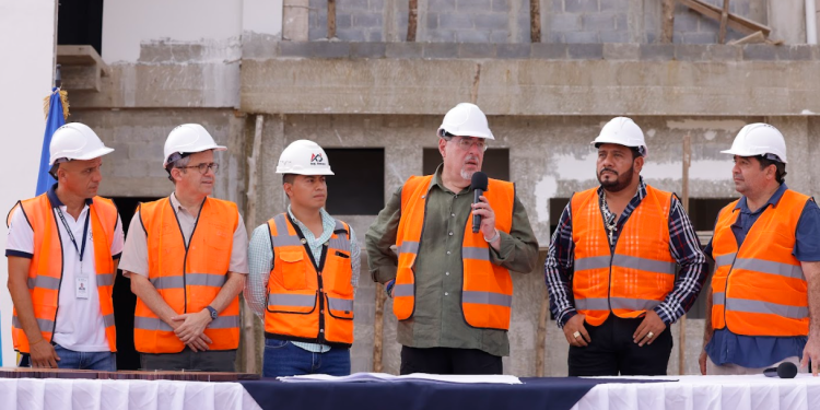 Presidente supervisa construcción del CAIMI que beneficiará a 100 mil personas en la Libertad, Petén