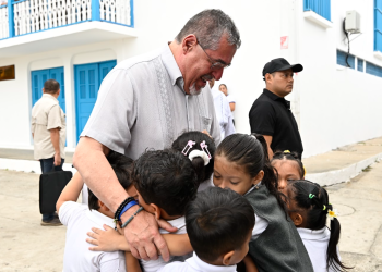 Presidente Bernardo Arévalo compartió con niños de Petén. / Foto: Álvaro Interiano.