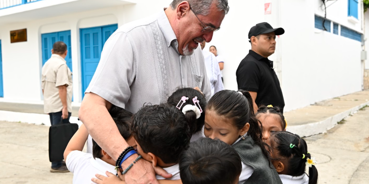 Presidente Bernardo Arévalo compartió con niños de Petén. / Foto: Álvaro Interiano.