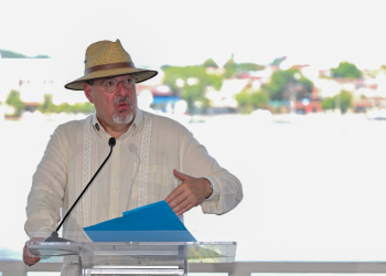 Presidente Bernardo Arévalo en conferencia de prensa en la isla de Flores, Petén. / Foto: Álvaro Interiano.