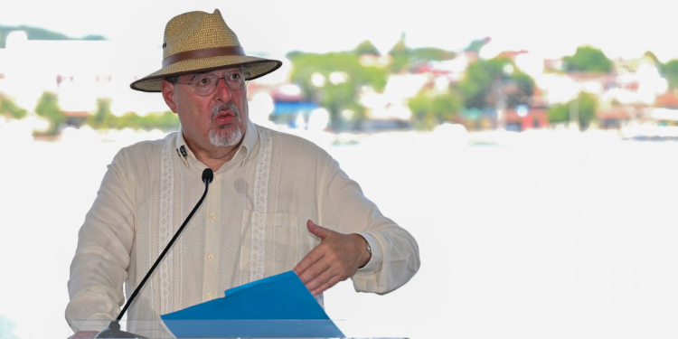 Presidente Bernardo Arévalo en conferencia de prensa en la isla de Flores, Petén. / Foto: Álvaro Interiano.