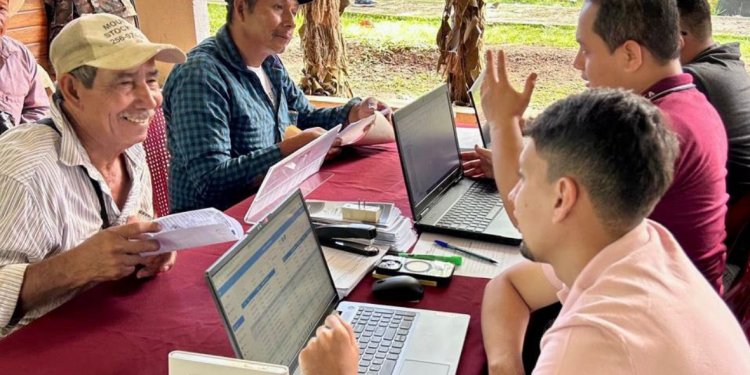 Mides atendió dudas de beneficiarios de la Ley Temporal de Desarrollo Integral./Foto: Mides.