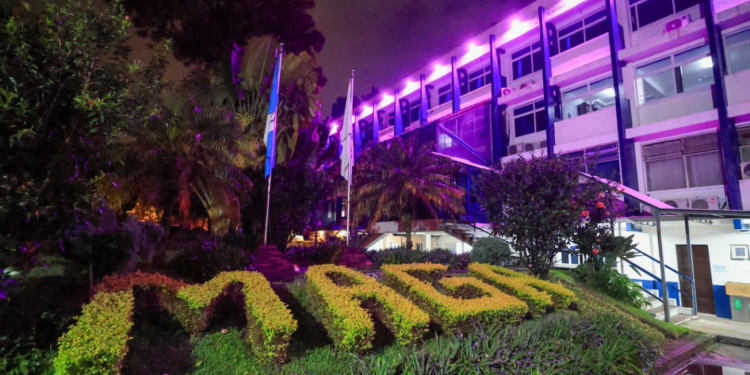 El MAGA anunció que su sede central, ubicada en la zona 13 de la ciudad capital, permanecerá iluminada de color rosa durante todo el mes de octubre. / Foto: MAGA.