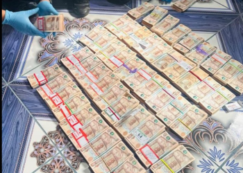 En la vivienda del detenido se localizaron varios fajos de billetes. / Foto: PNC