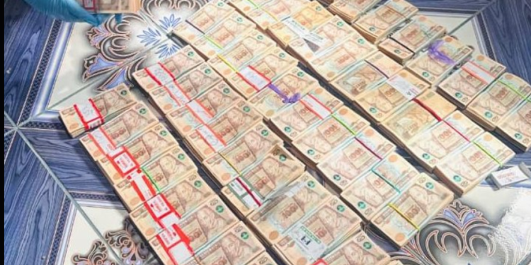 En la vivienda del detenido se localizaron varios fajos de billetes. / Foto: PNC