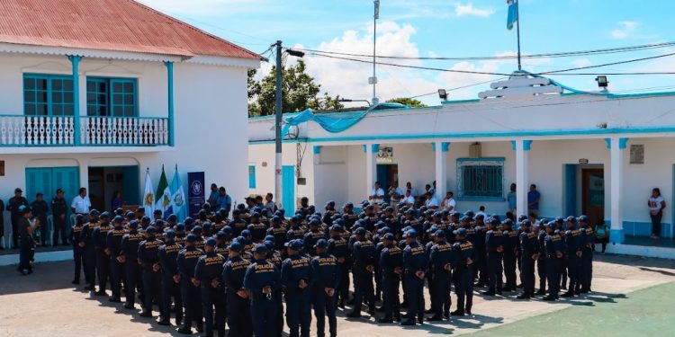 PNC en Petén se fortalece con la incorporación de nuevos agentes y tres subinspectores