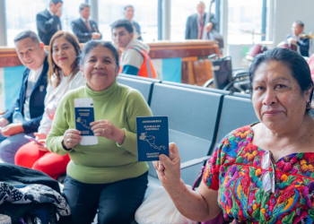 Viajeros de la nueva ruta directa entre Canadá y Guatemala. / Foto: Minex.
