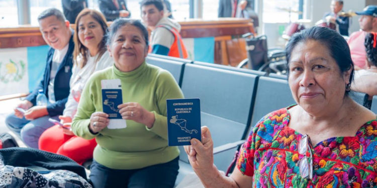 Viajeros de la nueva ruta directa entre Canadá y Guatemala. / Foto: Minex.