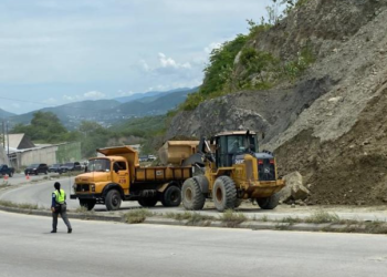 Caminos atiende derrumbe en la ruta al Atlántico. / Foto: CIV.