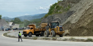 Caminos atiende derrumbe en la ruta al Atlántico. / Foto: CIV.