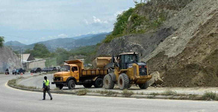 Caminos atiende derrumbe en la ruta al Atlántico. / Foto: CIV.