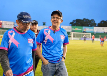 Ministro de Salud junto a demás autoridades de la cartera promueven la lucha contra el cáncer de mamá. (Foto: MSPAS)