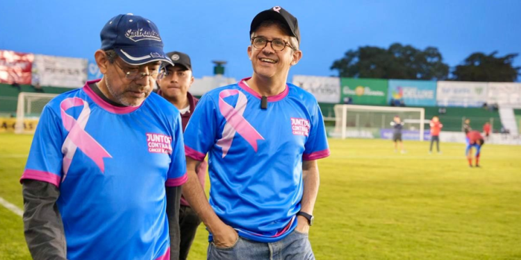 Ministro de Salud junto a demás autoridades de la cartera promueven la lucha contra el cáncer de mamá. (Foto: MSPAS)