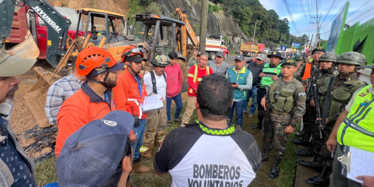 Conred lidera acciones de respuesta en la emergencia de derrumbe en el kilómetro 24 de la ruta a El Salvador./Foto: Conred.