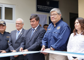 Corte de cinta del nuevo espacio, con presencia de autoridades del Ministerio de Gobernación, PNC y Organismo Judicial. / Foto: Mingob.