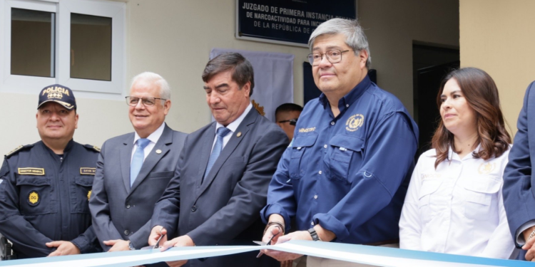 Corte de cinta del nuevo espacio, con presencia de autoridades del Ministerio de Gobernación, PNC y Organismo Judicial. / Foto: Mingob.