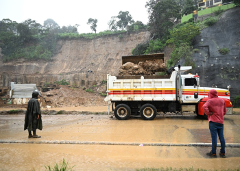 Más derrumbes han sucedido en el punto de la emergencia en el km 24 de la carretera a El Salvador. / Foto: Byron de la Cruz.