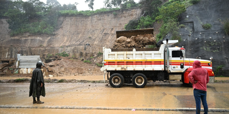 Más derrumbes han sucedido en el punto de la emergencia en el km 24 de la carretera a El Salvador. / Foto: Byron de la Cruz.