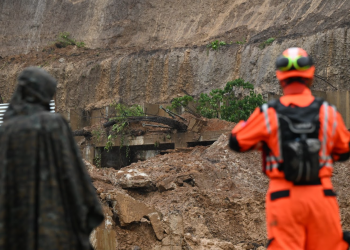 Dos elementos del Ejército fueron afectados por el nuevo desprendimiento de material en el km 24 de la carretera a El Salvador. / Foto: Byron de la Cruz.
