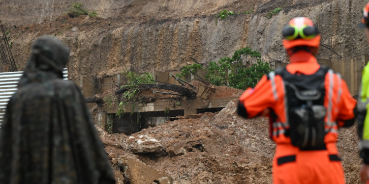 Dos elementos del Ejército fueron afectados por el nuevo desprendimiento de material en el km 24 de la carretera a El Salvador. / Foto: Byron de la Cruz.