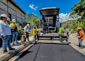 Puente Chitomax avanza con su pavimentación. / Foto: CIV.