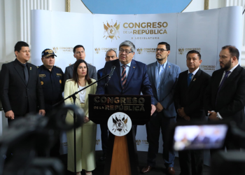 Ministro de Gobernación entrega la iniciativa de ley antipandillas y la reformas a la normativa jurídica al Congreso de la República. (Foto: Mingob)