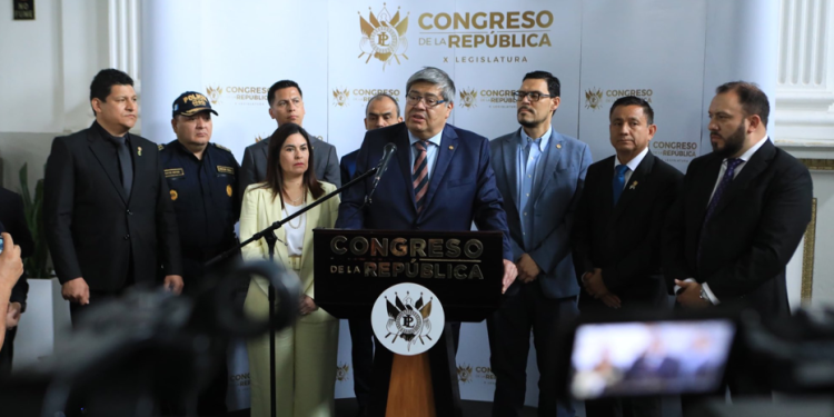 Ministro de Gobernación entrega la iniciativa de ley antipandillas y la reformas a la normativa jurídica al Congreso de la República. (Foto: Mingob)