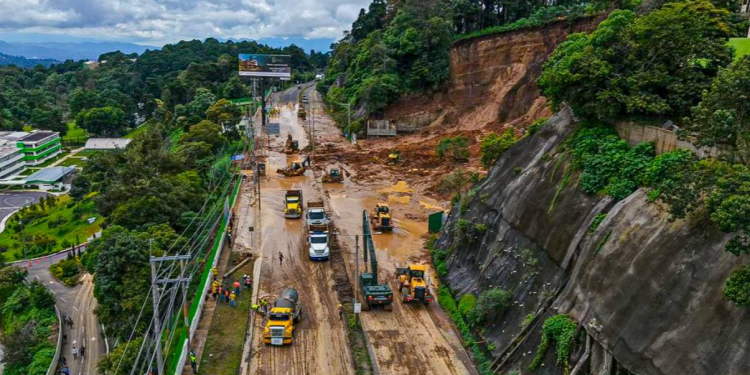 CIV continúa trabajando en el km 24 de la ruta a El Salvador./Foto: CIV.