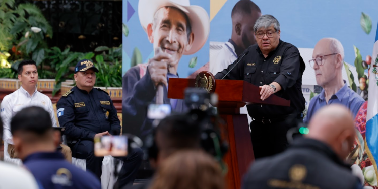 Jiménez anunció la remoción del director del sistema penitenciario y la destitución inmediata de directores y subdirectores de varios centros. / Foto: Alex Jacinto
