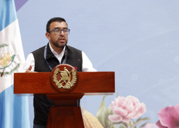 Instalan barrera de contención en el km 24 de la ruta a El Salvador./Foto: Álex Jacinto.